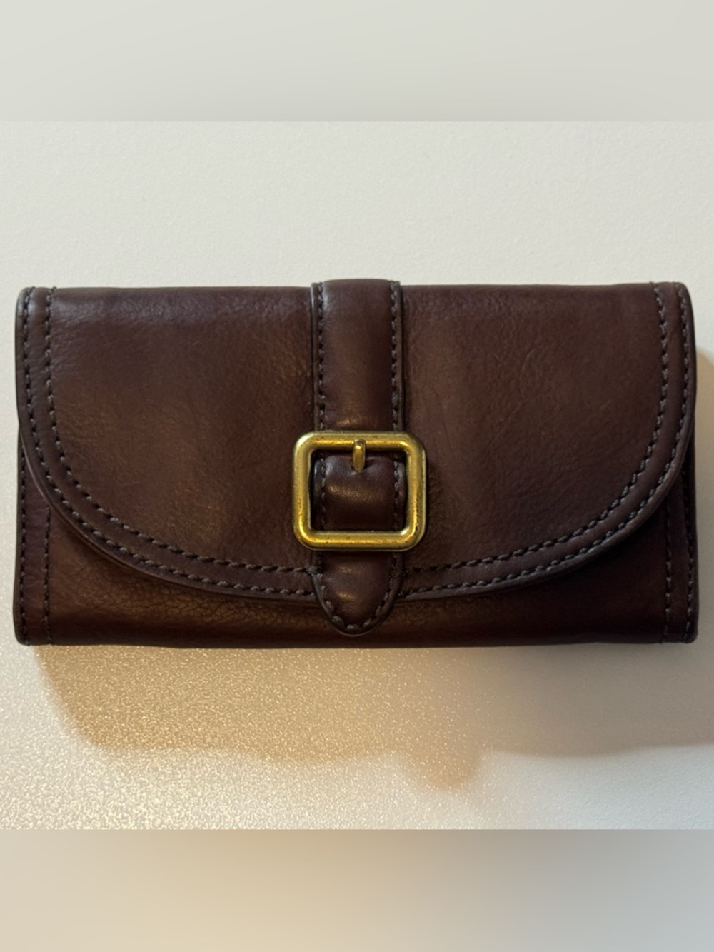 Frye CLAUDE BUCKLE WALLET
Chocolate Brown Leather